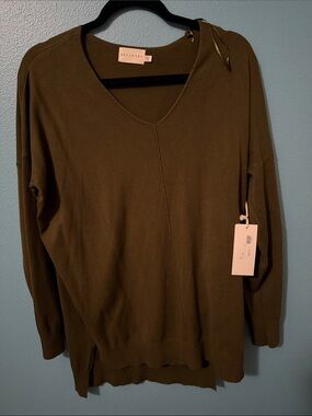 DREAMERS Olive V-Neck Lightweight Pullover